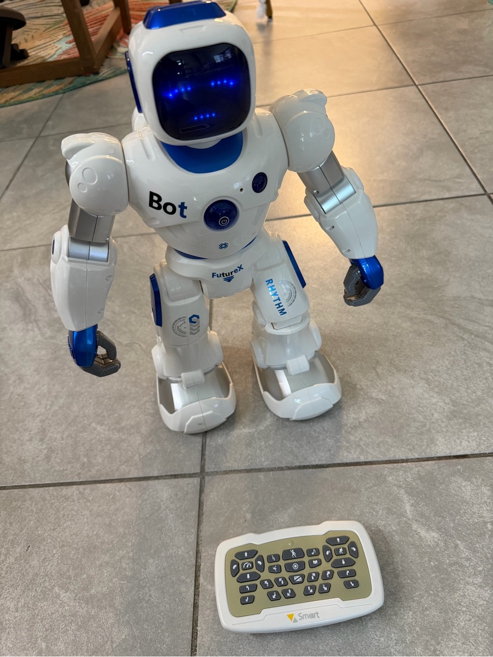 Ruko 1088 Smart Robot with Controller Works great. Fast and slower mode. 15.8”